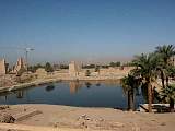 Swimmingpool für Priester oder auch ein sogenanntes Nilometer. Das Becken ist direkt mit dem Nil verbunden und zeigt den Wasserstand des Nils an. Entsprechend der Höhe der Nilüberflutungen wurden die Steuern festgesetzt. Heute ist die Verbindung zum Nil versandet.