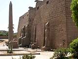 Eingangspylon mit Statuen Ramses II. (ca. 15 m hoch) und dem restlichen Obelisken