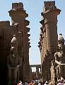 Blick durch den Eingang, bis zu den Schultern der Statuen Ramses II. war der Tempel verschüttet