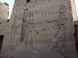 Auf der rechten Seite des Pylons von rechts nach links: Prolomäus XII wendet sich an die Götter Horus und Hathor