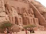 Der Eingang zum Tempel von Ramses II mit den Statuen des Pharaos am Eingang