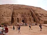 Der Eingang zum Tempel von Ramses II mit den Statuen des Pharaos am Eingang