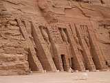 Der Eingang zum Hathor Tempel mit Statuen von Ramses II und Nefertari
