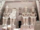 Die Statuen Ramses II. sind ca. 20 m hoch