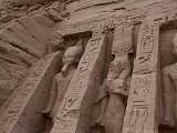 Statuen am Eingang zum Hathor Tempel