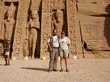 2 Ägyptenurlauber vor dem Hathor Tempel