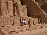 2 Ägyptenurlauber vor dem Tempel Ramses II.