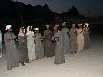 Bedu-Folklore für die Touris, oder ist es ein Gebet um weitere Touris?