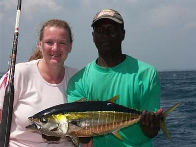 Tanjas mit ihrem Fang, der Fisch im Vordergrund, rechts ist der Matrose ;)