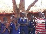 Masai Frauen schauen interessiert zu uns