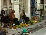 Obstverkäuferinnen am Straßenrand