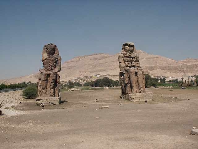 Memnonkolosse, rund 18 m hoch, stellen den Pharao Amenophis III. dar. Sie sind die Überreste einer großen Tempelanlage von vor ungefähr 3.000 Jahren, von der heute nichts mehr zu sehen ist, weil die Steine als Baumaterial verwendet wurden