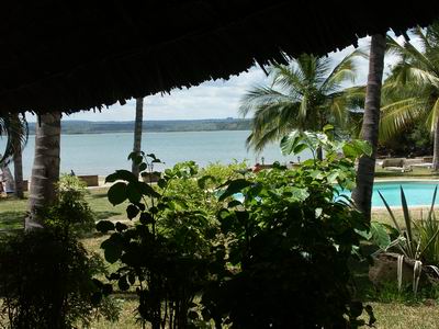 Blick aus dem Speisesaal auf den Pool und die Kifili-Lagune